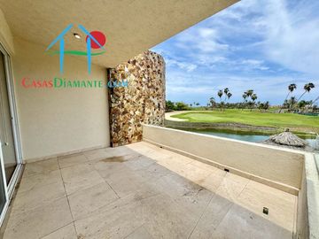 Terraza con asoleadero, alberca privada, pool bar y vista al campo de golf