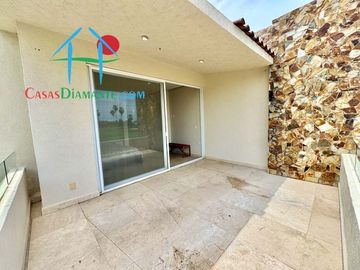 Terraza con asoleadero, alberca privada, pool bar y vista al campo de golf