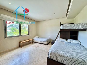 Terraza con asoleadero, alberca privada, pool bar y vista al campo de golf