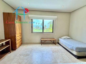 Terraza con asoleadero, alberca privada, pool bar y vista al campo de golf