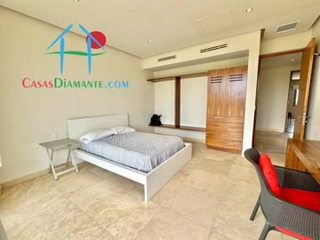 Terraza con asoleadero, alberca privada, pool bar y vista al campo de golf