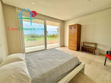 Terraza con asoleadero, alberca privada, pool bar y vista al campo de golf