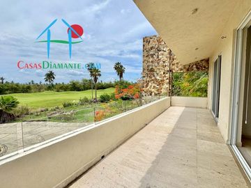 Terraza con asoleadero, alberca privada, pool bar y vista al campo de golf