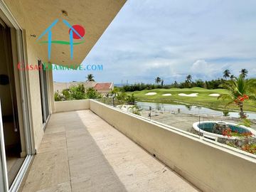 Terraza con asoleadero, alberca privada, pool bar y vista al campo de golf