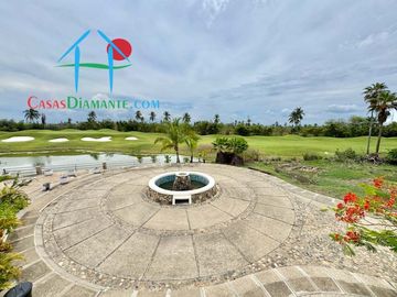 Terraza con asoleadero, alberca privada, pool bar y vista al campo de golf