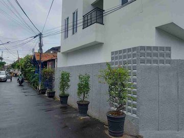 Rumah Baru Cantik Hook di Daerah Tebet Jakarta Selatan dengan Akses 2 mobil