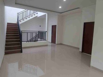 Rumah Baru Cantik Hook di Daerah Tebet Jakarta Selatan dengan Akses 2 mobil