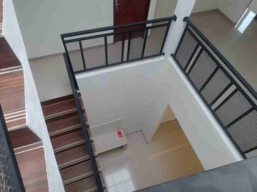 Rumah Baru Cantik Hook di Daerah Tebet Jakarta Selatan dengan Akses 2 mobil