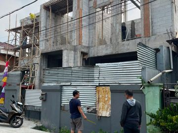 Rumah Baru dijual Posisi Hoek, Model American classic di PESANGGRAHAN PETUKANGAN SELATAN