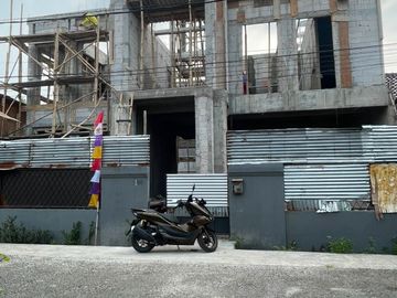 Rumah Baru dijual Posisi Hoek, Model American classic di PESANGGRAHAN PETUKANGAN SELATAN
