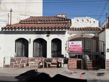 VENTA CASA MENDOZA AL 500 IDEAL PARA VIVIR O REMODELAR