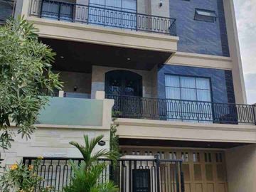 DIJUAL Rumah 3 lantai dengan kolam renang, full furnished & siap huni.