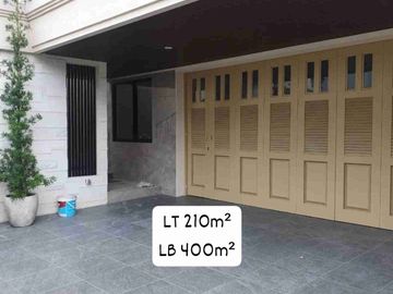 DIJUAL Rumah 3 lantai dengan kolam renang, full furnished & siap huni.
