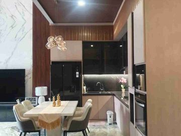 DIJUAL Rumah 3 lantai dengan kolam renang, full furnished & siap huni.