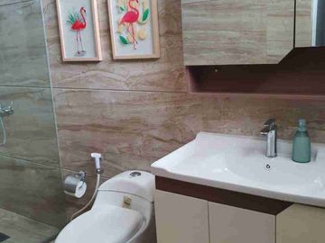 DIJUAL Rumah 3 lantai dengan kolam renang, full furnished & siap huni.