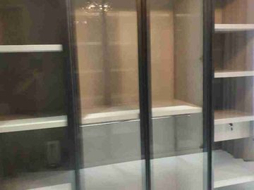 DIJUAL Rumah 3 lantai dengan kolam renang, full furnished & siap huni.