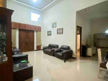 DIJUAL RUMAH DAN JOGLO KAYU JATI BARAT KAMPUS UII KALIURANG