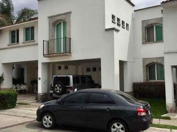 CASA EN RENTA EN FRACC LA MARINA con acceso directo al parque Metropolitano