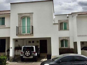 CASA EN RENTA EN FRACC LA MARINA con acceso directo al parque Metropolitano