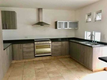 CASA EN RENTA EN FRACC LA MARINA con acceso directo al parque Metropolitano