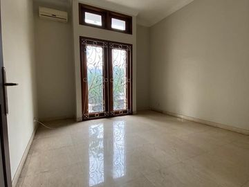 Rumah mewah Dharmawangsa Jaksel,pinggir jln raya,cck utk kantor