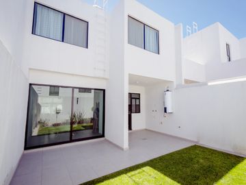 casa en venta en privada por bosques de las flores pozos Zona Industrial Slp