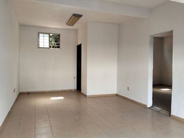 SE RENTA AMPLIO LOCAL EN PLACITA COMERCIAL, EN SANTA LUCIA DEL CAMINO