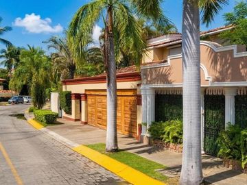 Casa en venta en C. Pelícanos, Marina Vallarta, Puerto Vallarta, Jalisco