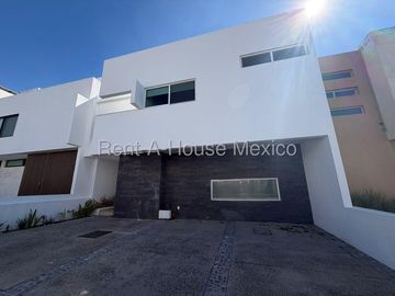 Casa en Venta | 3 Recámaras | Alberca | Vigilancia 24/7 | Libre de Gravamen / DG