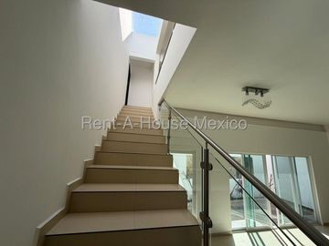 Casa en Venta | 3 Recámaras | Alberca | Vigilancia 24/7 | Libre de Gravamen / DG