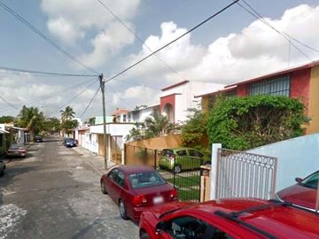 CASA EN VERACRUZ ACABADOS DE LUJO, CUENTA CON TODOS LOS SERVICIOS Y AMENIDADES.