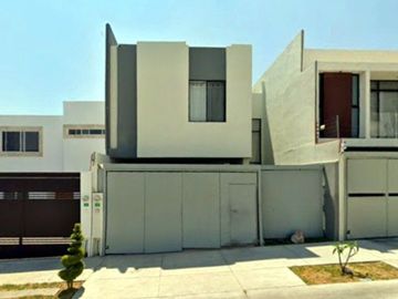 CASA EN SAN LUIS POTOSI MUY AMPLIA, ACABOS DE LUJO, CUENTA CON TODOS LOS SERVCIOS Y AMENIDADES.