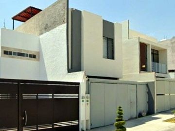 CASA EN SAN LUIS POTOSI MUY AMPLIA, ACABOS DE LUJO, CUENTA CON TODOS LOS SERVCIOS Y AMENIDADES.