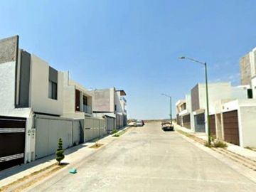CASA EN SAN LUIS POTOSI MUY AMPLIA, ACABOS DE LUJO, CUENTA CON TODOS LOS SERVCIOS Y AMENIDADES.
