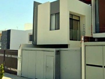 CASA EN SAN LUIS POTOSI MUY AMPLIA, ACABOS DE LUJO, CUENTA CON TODOS LOS SERVCIOS Y AMENIDADES.