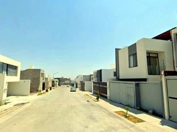 CASA EN SAN LUIS POTOSI MUY AMPLIA, ACABOS DE LUJO, CUENTA CON TODOS LOS SERVCIOS Y AMENIDADES.