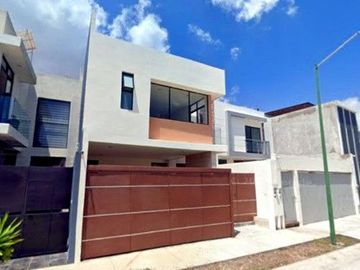 CASA EN SAN LUIS POTOSI MUY AMPLIA, ACABOS DE LUJO, CUENTA CON TODOS LOS SERVCIOS Y AMENIDADES.