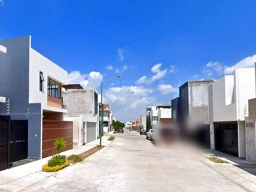 CASA EN SAN LUIS POTOSI MUY AMPLIA, ACABOS DE LUJO, CUENTA CON TODOS LOS SERVCIOS Y AMENIDADES.