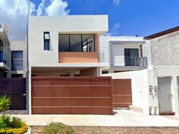 CASA EN SAN LUIS POTOSI MUY AMPLIA, ACABOS DE LUJO, CUENTA CON TODOS LOS SERVCIOS Y AMENIDADES.