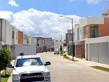 CASA EN SAN LUIS POTOSI MUY AMPLIA, ACABOS DE LUJO, CUENTA CON TODOS LOS SERVCIOS Y AMENIDADES.