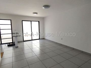 Casa de tres recámaras en renta en Zakia, Querétaro