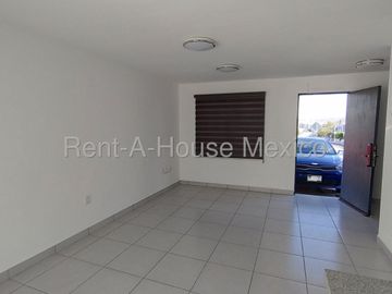 Casa de tres recámaras en renta en Zakia, Querétaro