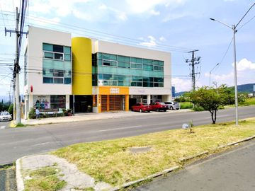 OFICINA EN VENTA CENTRO SUR QUERETARO CERCA DE CENTRO CIVICO 2 BAÑOS 2 CUBICULOS YCCVT