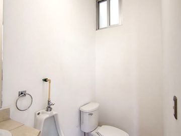 OFICINA EN VENTA CENTRO SUR QUERETARO CERCA DE CENTRO CIVICO 2 BAÑOS 2 CUBICULOS YCCVT