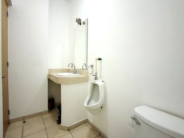 OFICINA EN VENTA CENTRO SUR QUERETARO CERCA DE CENTRO CIVICO 2 BAÑOS 2 CUBICULOS YCCVT