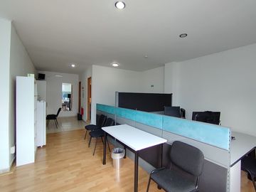 OFICINA EN VENTA CENTRO SUR QUERETARO CERCA DE CENTRO CIVICO 2 BAÑOS 2 CUBICULOS YCCVT