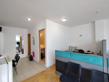 OFICINA EN VENTA CENTRO SUR QUERETARO CERCA DE CENTRO CIVICO 2 BAÑOS 2 CUBICULOS YCCVT