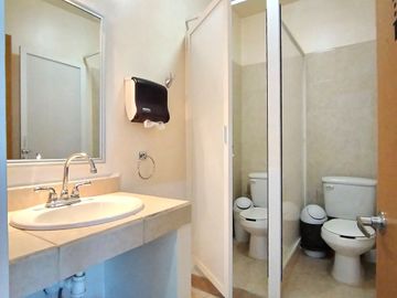 OFICINA EN VENTA CENTRO SUR QUERETARO CERCA DE CENTRO CIVICO 2 BAÑOS 2 CUBICULOS YCCVT