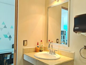 OFICINA EN VENTA CENTRO SUR QUERETARO CERCA DE CENTRO CIVICO 2 BAÑOS 2 CUBICULOS YCCVT