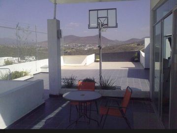 VENTA DE CASA CON ALBERCA VIVE EN LAS ALTURAS DE REAL DE JURIQUILLA